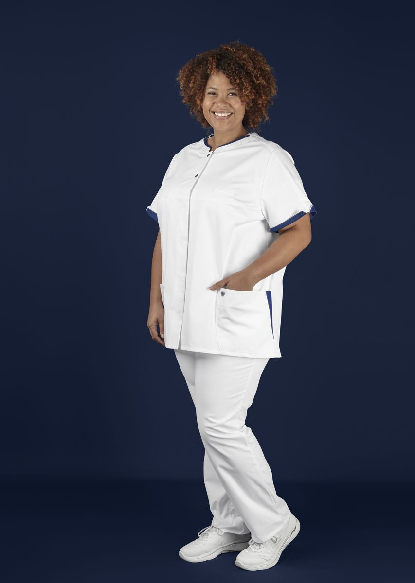 BP dames zorgtuniek met modern fit, drukknoopsluiting, kleuraccenten en smartphonezak voor zorgprofessionals