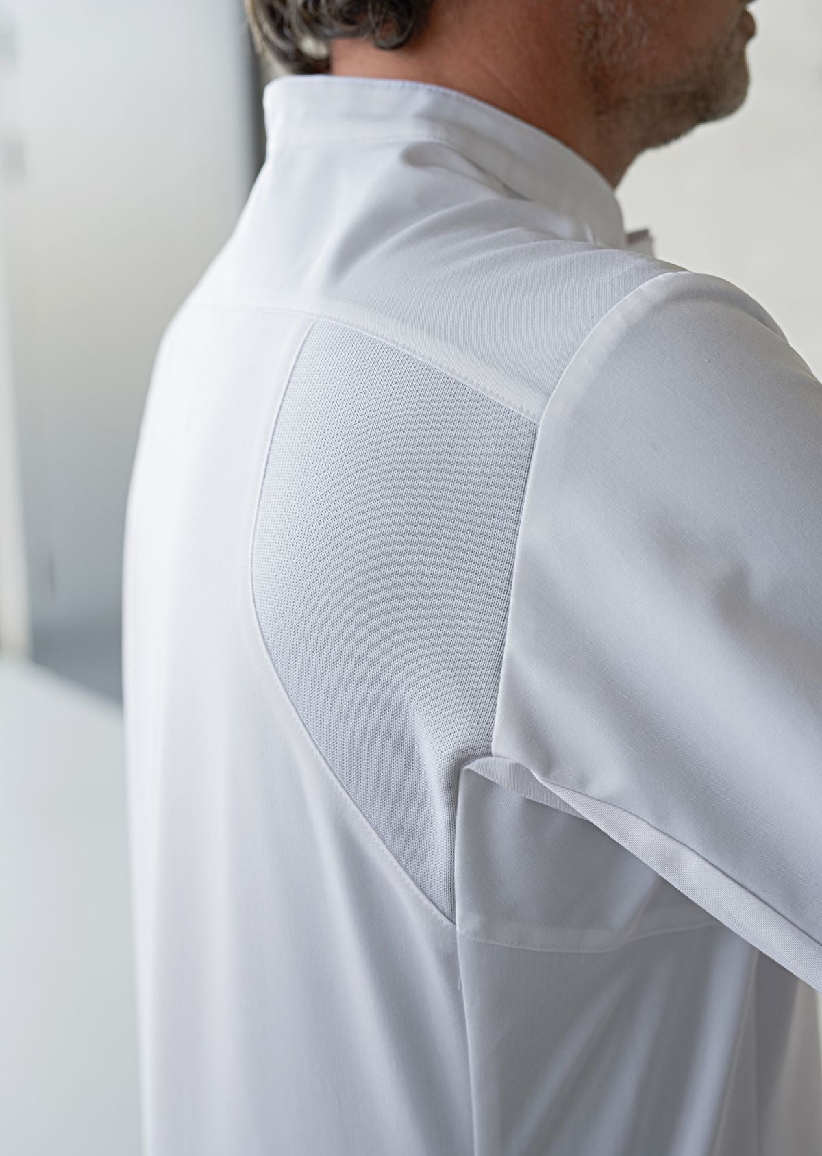 BP heren zorgtuniek met stretchinzetstukken, opstaande kraag en borstzak voor professionele zorgkleding