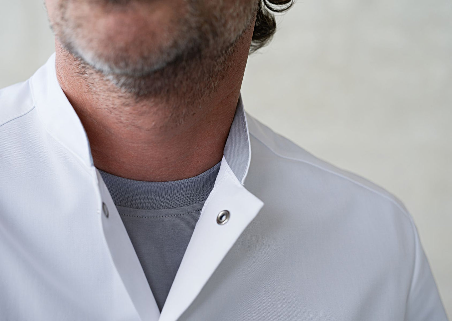 BP heren zorgtuniek met stretchinzetstukken, opstaande kraag en borstzak voor professionele zorgkleding