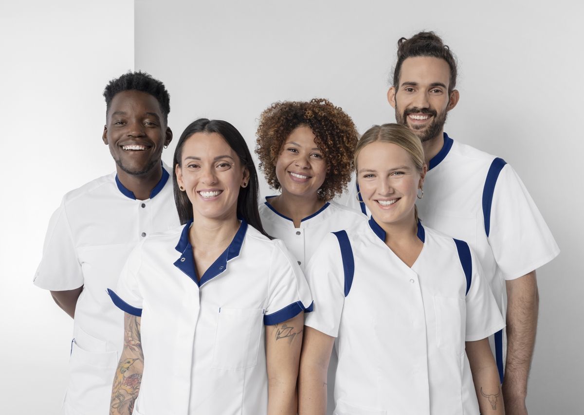 BP stretch dames zorgtuniek wit met nachtblauw met drukknoopsluiting en moderne pasvorm