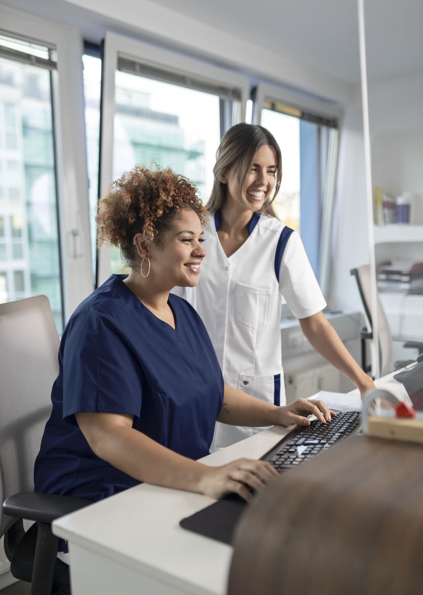 BP stretch dames zorgtuniek wit met nachtblauw met drukknoopsluiting en moderne pasvorm