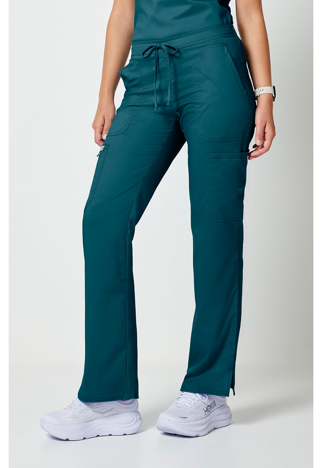 Mid-rise jeans met gematigde uitlopende pijpen en trekkoord met cargozakken en 2-way stretch WWE120