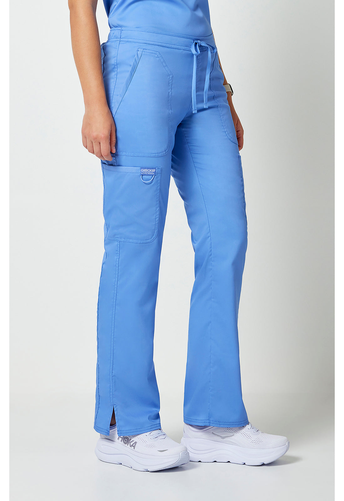 Mid-rise jeans met gematigde uitlopende pijpen en trekkoord met cargozakken en 2-way stretch WWE120