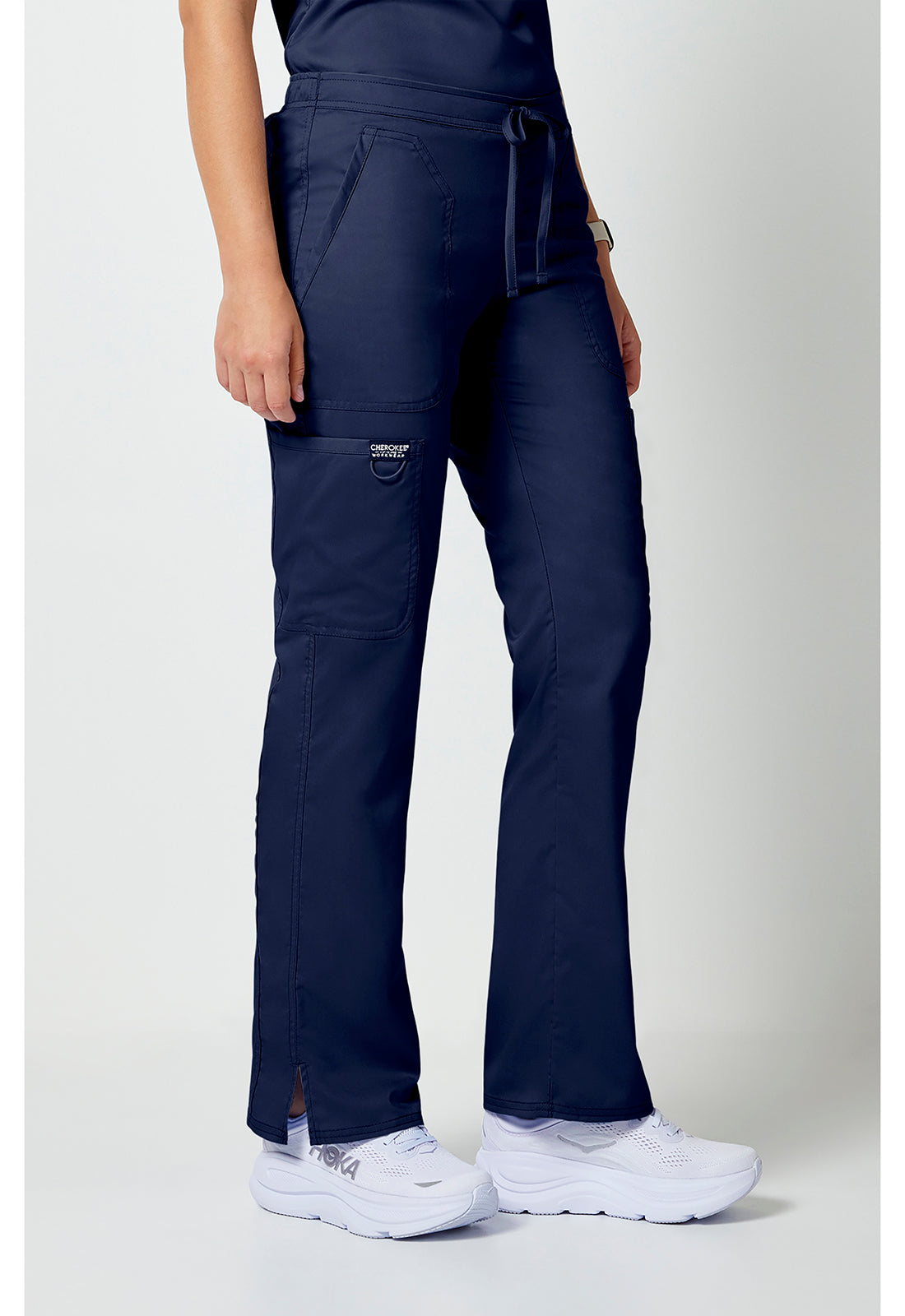 Mid-rise jeans met gematigde uitlopende pijpen en trekkoord met cargozakken en 2-way stretch WWE120