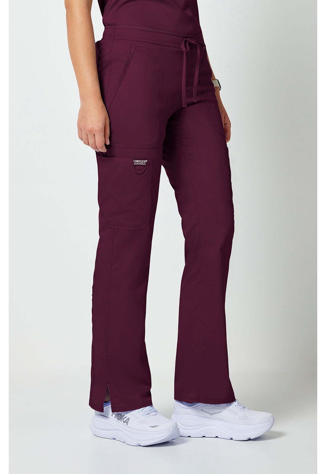 Mid-rise jeans met gematigde uitlopende pijpen en trekkoord met cargozakken en 2-way stretch WWE120